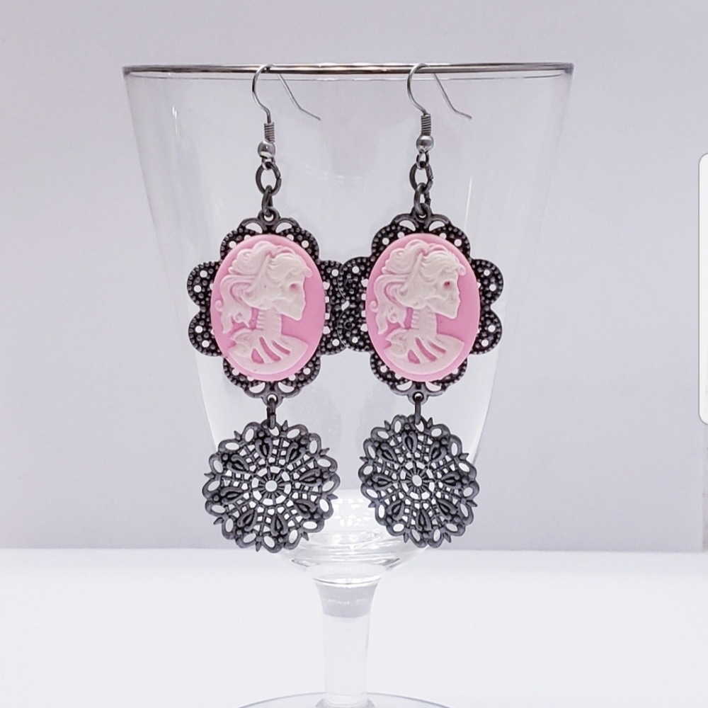 🔮 3 for 15 Pink Lolita Cameo Filligree Earrings